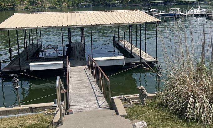 Camdenton Cottage | Famliy and Pet Friendly and Fun 3 bedroom 1.5 Bath Lakefront w Dock