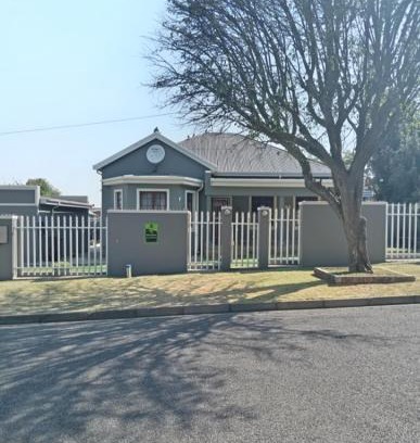 Primrose Apartment | Fancy Pansy 4.2 Room 1 only : Spacious 1 bedroom house