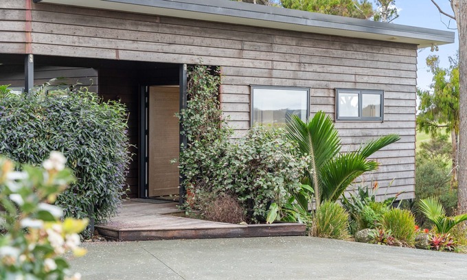 Langs Beach Cottage | Fantail Retreat - Langs Beach Holiday Apartment