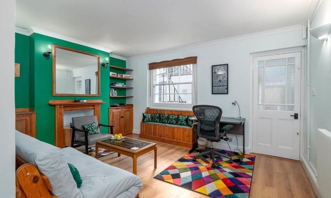 Newington Apartment | Fantastic 1 bedroom apartment with private patio