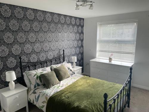 Solihull Apartment | Fantastic 2 bedroom apartment- 7 mins from NEC, Airport, JLR, town centre