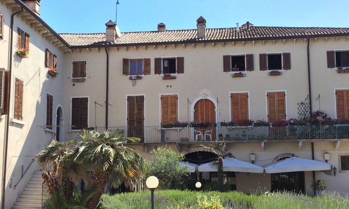 Calmasino Apartment | Fantastic apartment in a historic building