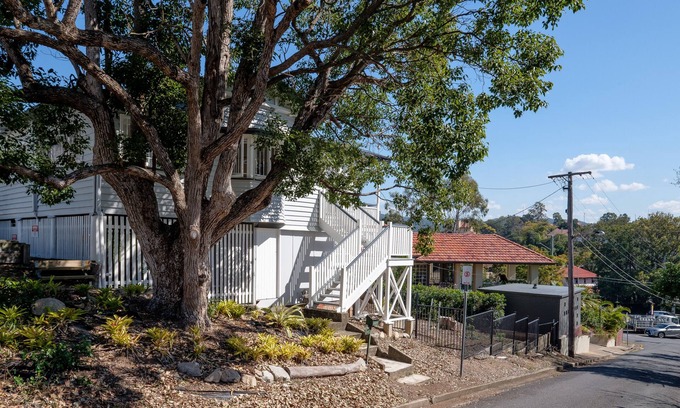 Toowong House | Fantastic base for business meetings, dinner parties or family get together!