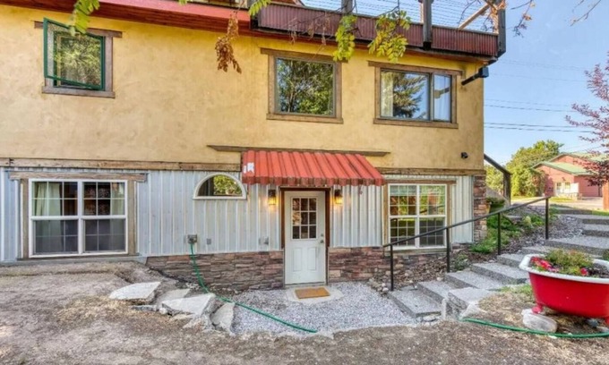 Riverfront House | Fantastic Basement Bungalow close to downtown - Riverfront Neighborhood