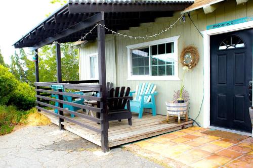 Rainbow CDP House | Fantastic Cottage with Hot-tub in Rainbow, California