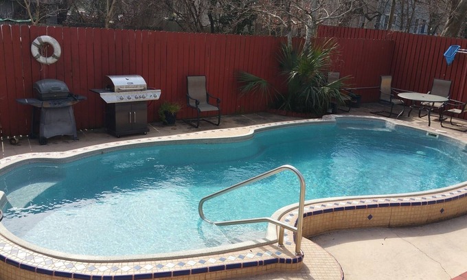 Beach Institute Condo | Fantastic Downtown Condo with Pool! in Savannah