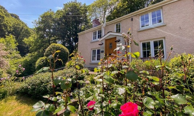 St Dogmaels Cottage | Fantastic, hideaway dog-friendly holiday cottage in Cardigan perched on the hillside in St Dogmaels