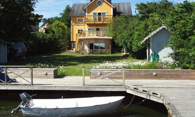 Vaxholm Apartment | Fantastic holiday home right by the sea on Vaxholm