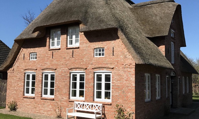 Oldsum House | Fantastic holiday home with thatched roof on Föhr