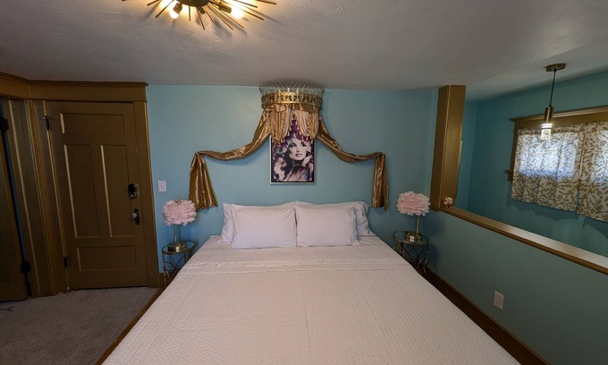 Sturgeon Bay Hotel | Fantastic king bed suite! Dolly inspired.