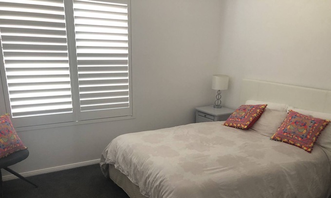 Eleebana House | Fantastic lake views/sunsets.. huge swim spa..parking 7 cars