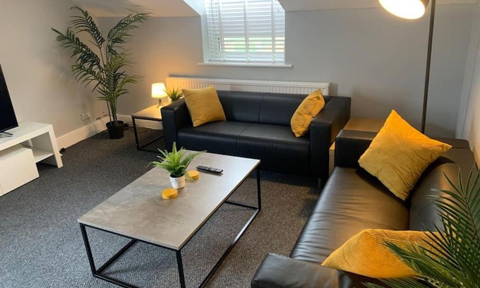 Trafford Apartment | Fantastic Large 2 X Bedroom Flat, Free Parking