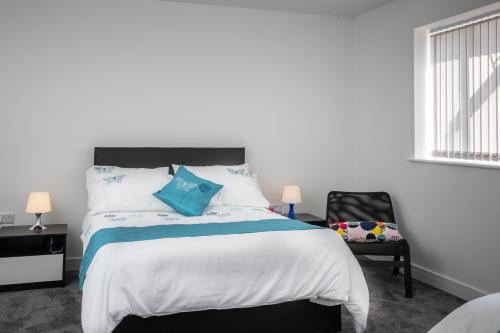 Bradford House | Fantastic Large House with Private Parking