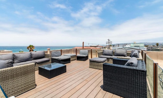 Mission Beach Apartment | Fantastic Mission Beach condo steps to the Beach
