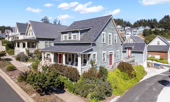 Otter Rock House | Fantastic Olivia Beach Retreat, Hot Tub, One Block From Park & Playground, Communal Pool, Gym