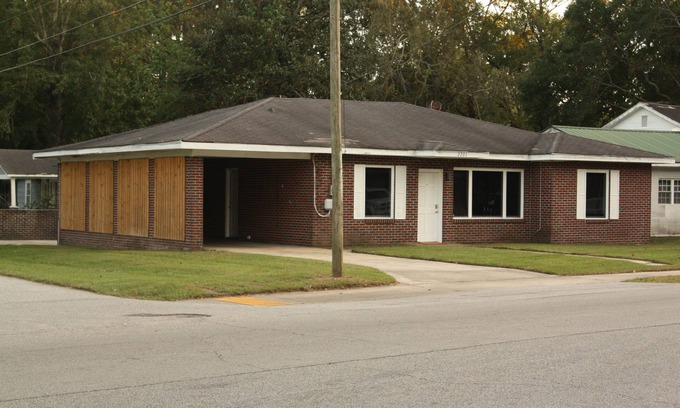 North Charleston House | FANTASTIC PRICE ! FOR CHARLESTON! 2 BR HOUSE NO HIDDEN FEES