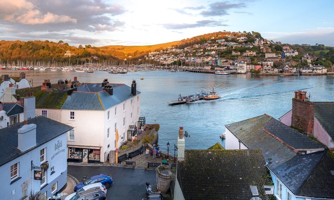 Dartmouth House | Fantastic River Views from superbly positioned house almost on the level Sleeps6