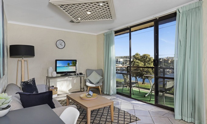 Glenelg North Apartment | Fantastic Riverview Balcony 2Bdrm | Glenelg North