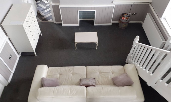 Pontardawe Apartment | Fantastic split level apartment with mountain view