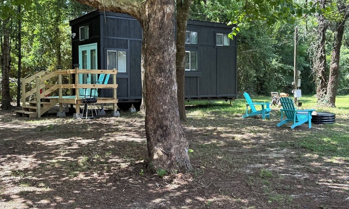 Cantonment House | Fantastic TINY home nestled in tree’s in charming Cantonment FL. Pets welcome!