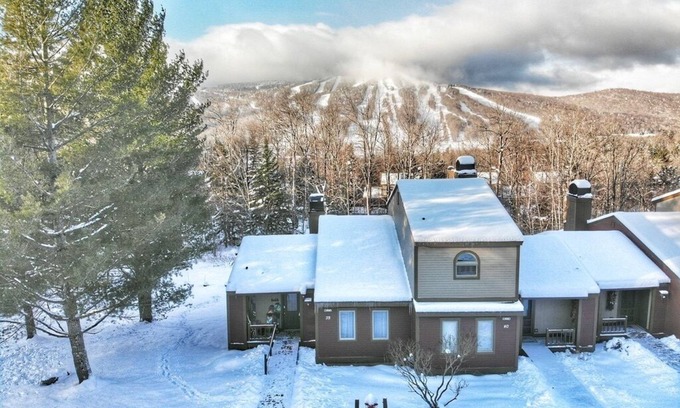 West Dover House | Fantastic Townhouse on Mount Snow Shuttle – Prime Location for Your Adventure!