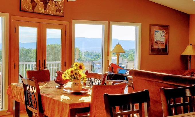 The Ridges House | Fantastic View, close to downtown & the Monument