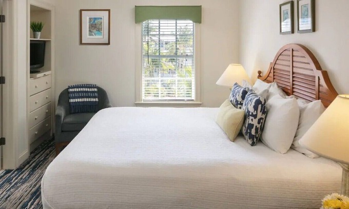 Key West Resort | Fantasy Fest week in Key West! 2-bdrms, 2 baths, Kitchen, Laundry, pool, balcony