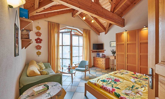 Hartmannsreut Apartment | Far-reaching views & well-being Roof terrace with mountain panorama, exposed roof truss & pure nature