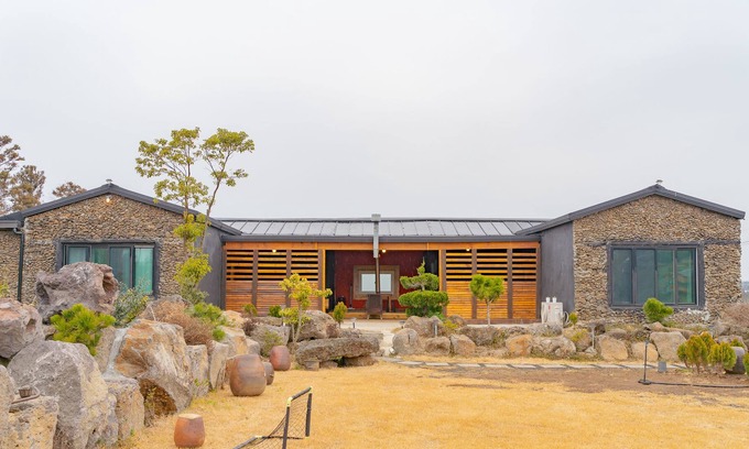 Hallim House | Farmer in Stone
