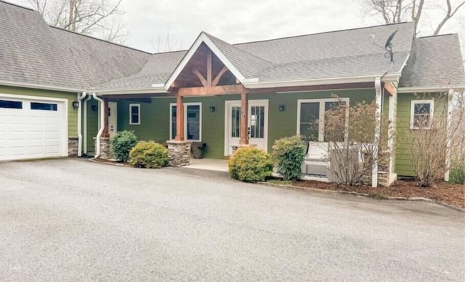 Hendersonville House | Farmhouse at Honey Bear Orchard