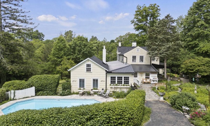 Anderson Township House | Farmhouse, Gardens, Pool, Fishing Pond, Pergolas