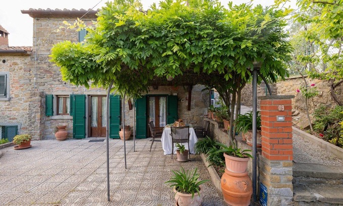 San Pietro a Cegliolo House | Farmhouse in Cortona with Scenic Pool Views