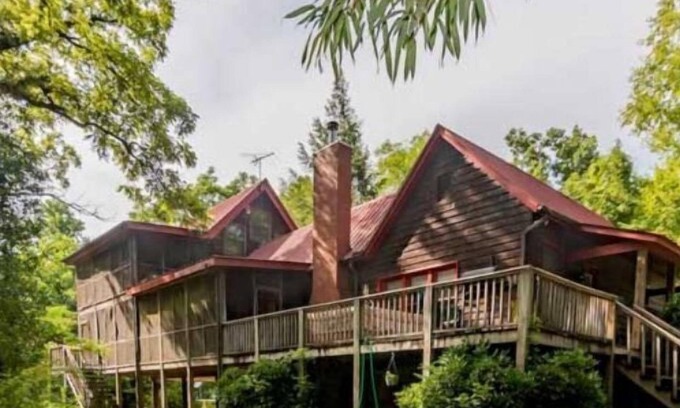 Walland Cabin | Farmhouse located on river with Mountain View-Wifi/Cable