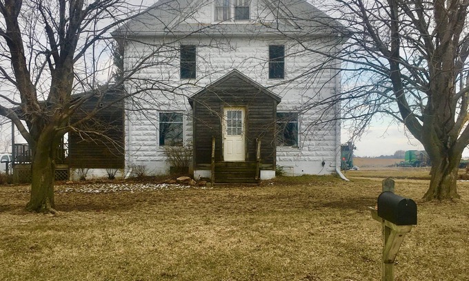 Viroqua Other | Farmhouse stay the Driftless way 3 mi from VRQ: walking trails, yoga room, views