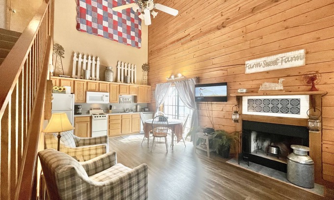 Table Rock Cabin | Farmhouse themed cabin condo close to all Branson fun, area lakes~ pet friendly