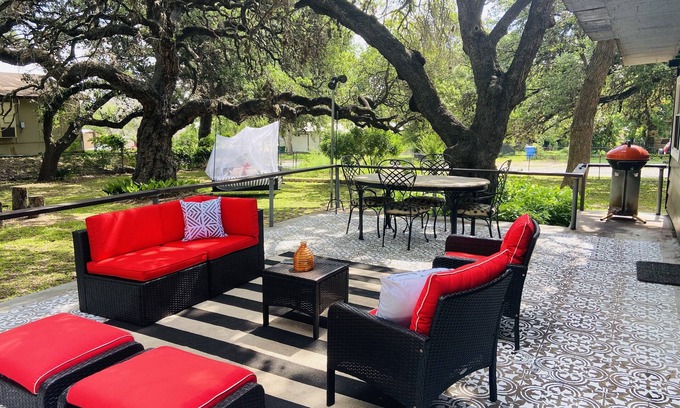 Johnson City House | Farmhouse Vineyards "Vagabonds" on Pecan Street, Relaxed Ranch House Glam 4 All