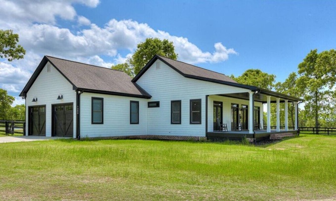 Wagener House | Farmhouse with amenities for everyone. Pool, pickelball, horse accommodations.