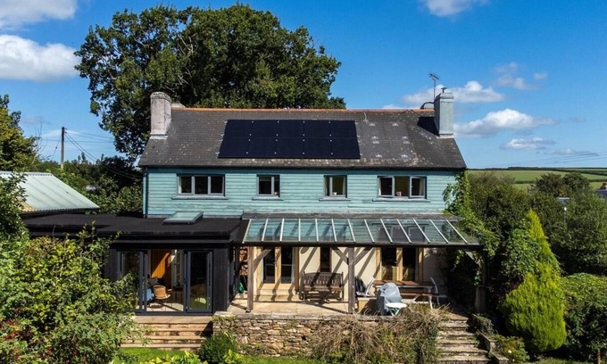 Totnes House | Farmhouse with Garden & Countryside Views