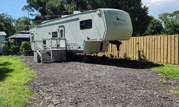 Diplomat House | Farmstay cozy camper. 10 min to downtown. 20 miles to sanibel or ft myers Beach.