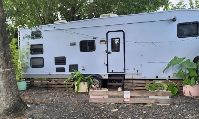 Diplomat House | Farmstay cozy camper. 10 min to downtown. 20 miles to Sanibel. 30 min to airport