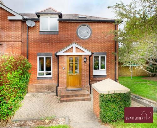 Rushmoor District Apartment | Farnborough - Peel Court - 2 Bed Parking & Garden