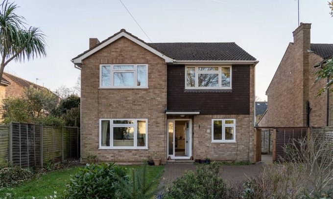 Rushmoor District House | Farnborough Stay - 5 Bedroom