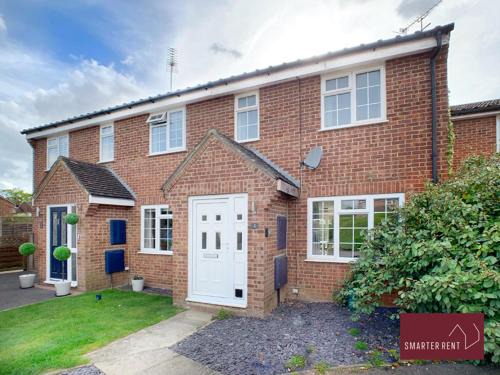 Farnham Apartment | Farnham - 2 Bedroom House - With Garden and Parking
