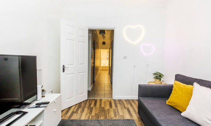 St Luke's Apartment | Fast Wifi Pet-friendly Sleeps 4
