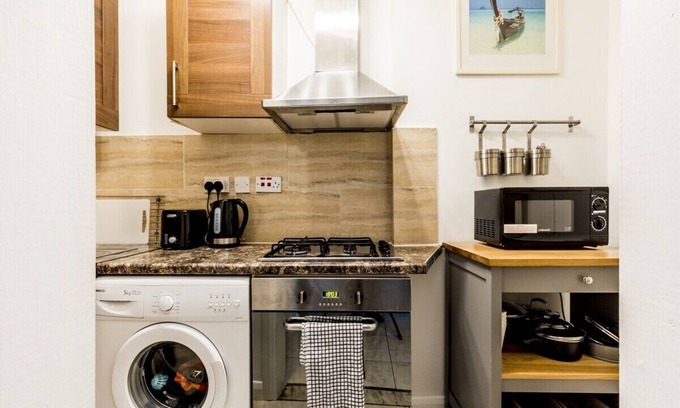 St Luke's Apartment | Fast Wifi Pet-friendly Sleeps 6