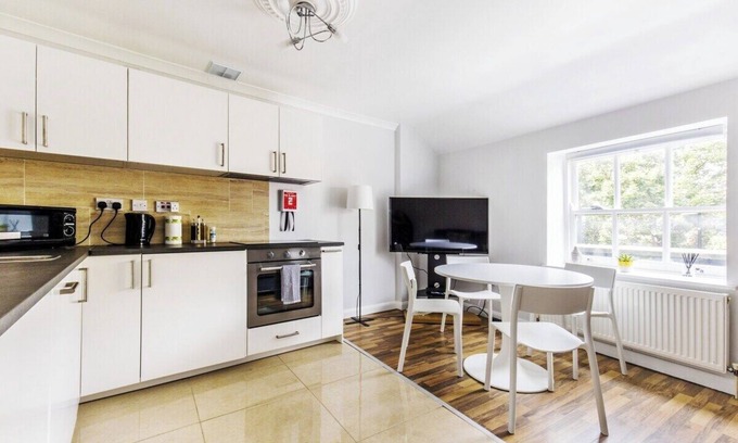 St Luke's Apartment | Fast Wifi Sleeps 4 Pet-friendly
