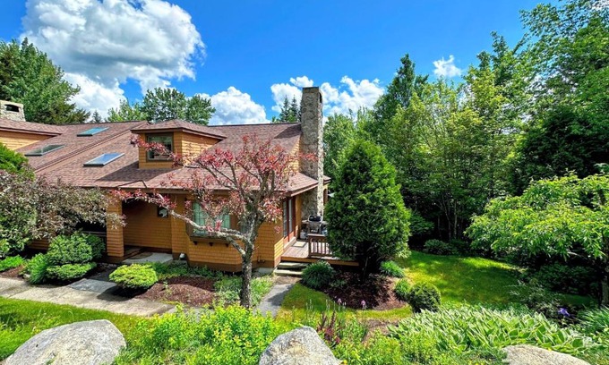 Bretton Woods House | FC17 Stylishly renovated Forest Cottage walk to ski trails wifi cable ping pong AC