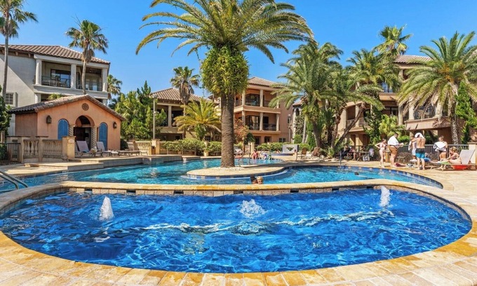 St. Tropez House | FEATURED ON THE AMERICAN DREAM TV SHOW! HOME SLEEPS 10,PRIVATE BEACH ACCESS,POOL