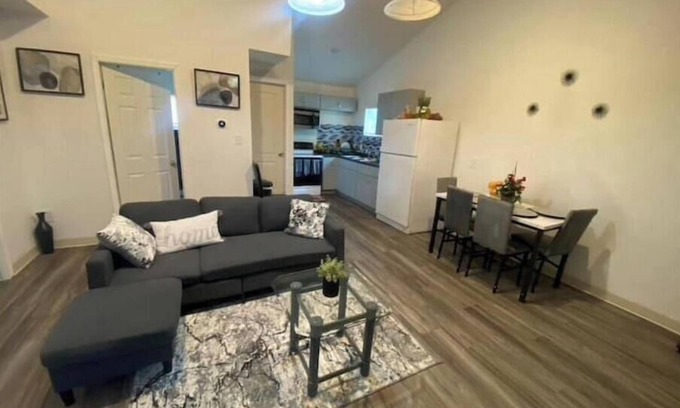 West Newton House | Feel like home! close to airport & downtown