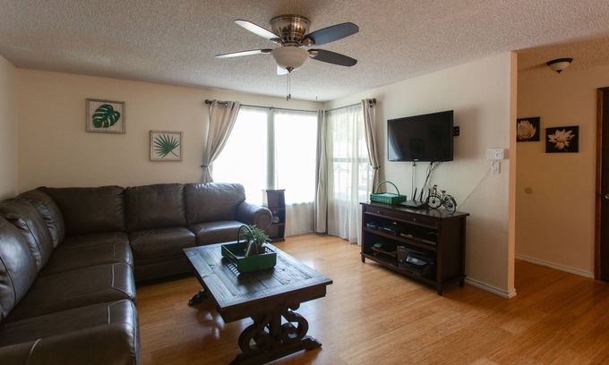Medford House | Feels like Home-Very Comfy and Well Stocked-Centrally Located-Walk to Major Park